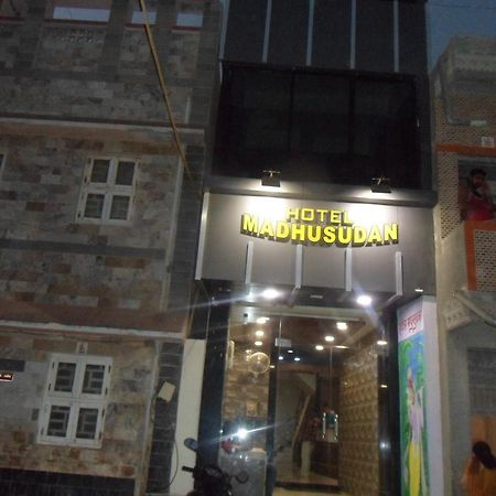 Hotel Madhusudan Dwārka Esterno foto