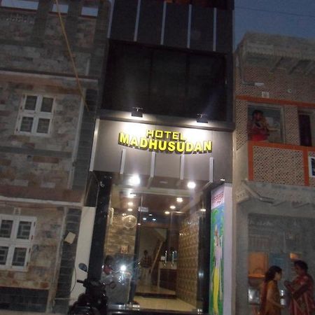 Hotel Madhusudan Dwārka Esterno foto