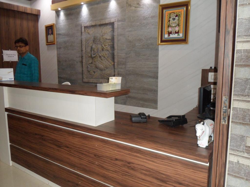 Hotel Madhusudan Dwārka Esterno foto