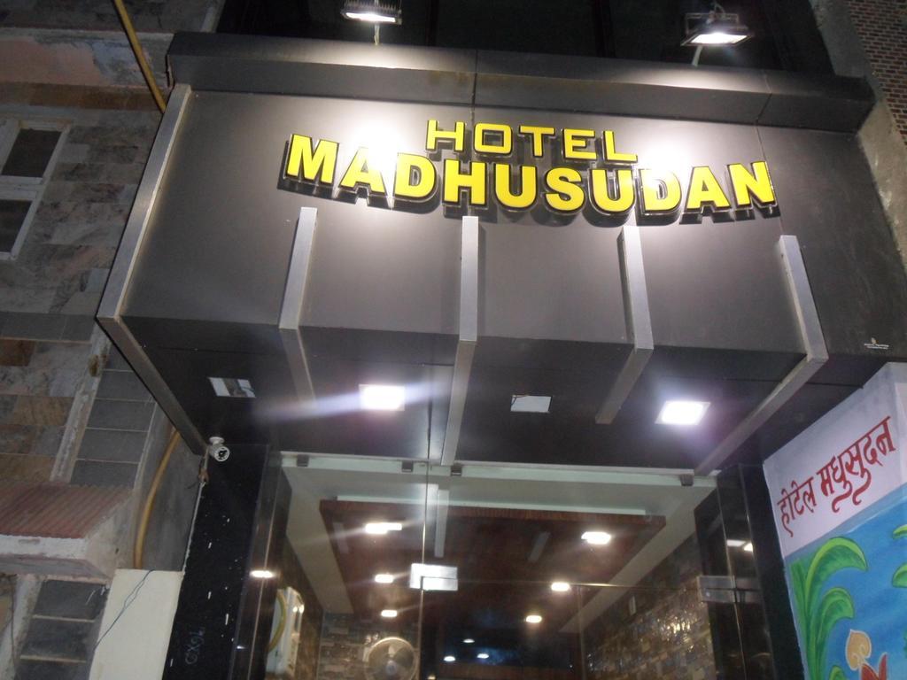 Hotel Madhusudan Dwārka Esterno foto