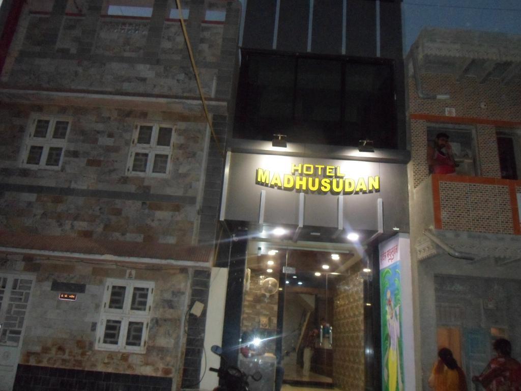 Hotel Madhusudan Dwārka Esterno foto