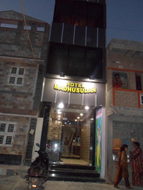 Hotel Madhusudan Dwārka Esterno foto
